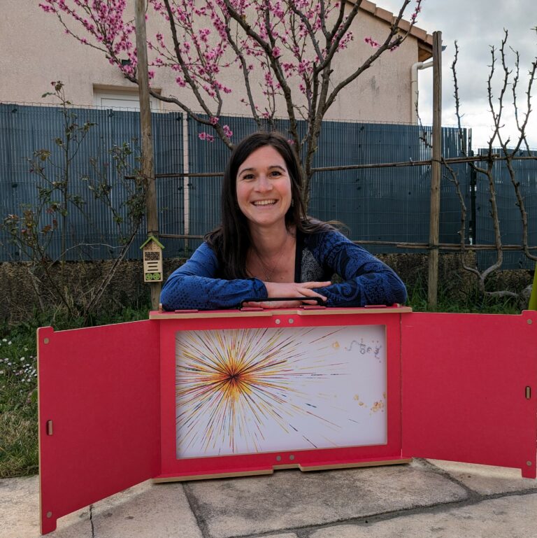 Delphine, conteuse de kamishibaï